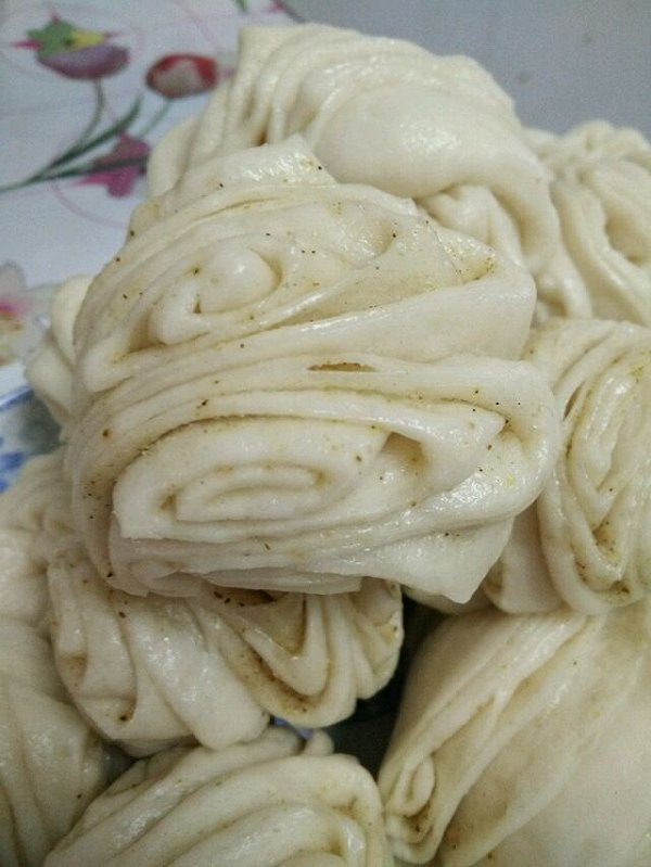馒头包子吃腻了,换个花样吃吃,鲜美的椒盐花卷,不用菜也可以吃掉好几