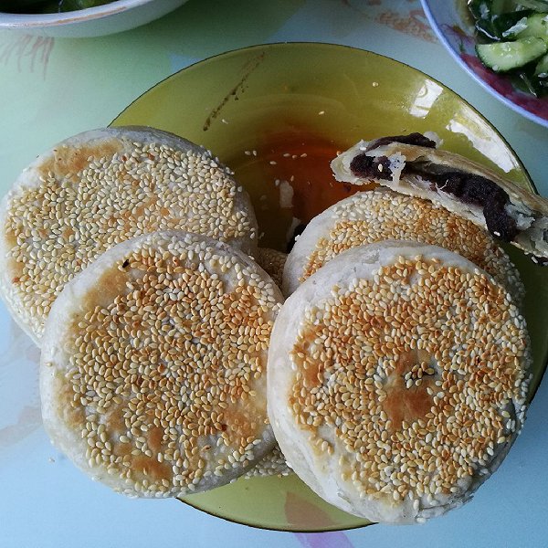 新买了个电饼铛,试着做了豆沙酥饼,饼铛很好用,烙出的饼酥的掉渣