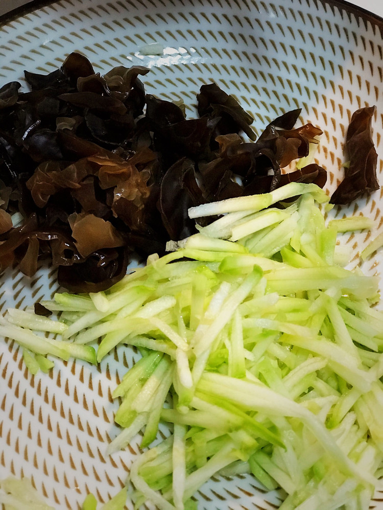 做法:芝麻酱加水调稀,加入老抽半勺,生抽1勺,醋2勺,香油1勺,白糖1勺