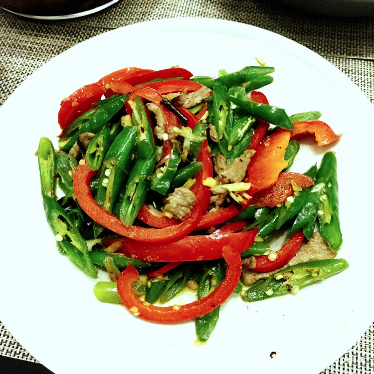 牛肉丝爆炒二荆条,好吃下饭.牛肉切丝记得腌一下.今天吃好饱,嗝