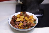 #外婆乡炒出火锅香#酱香土豆炖牛肉的做法