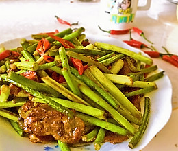 蒜苔炒腊肠的做法