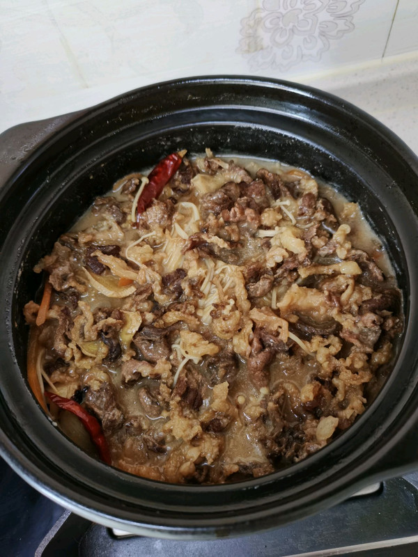 砂锅牛肉炖金针菇