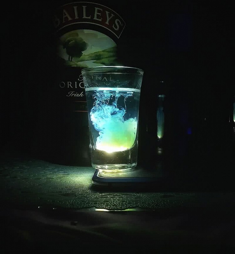 蓝色水母鸡尾酒的做法