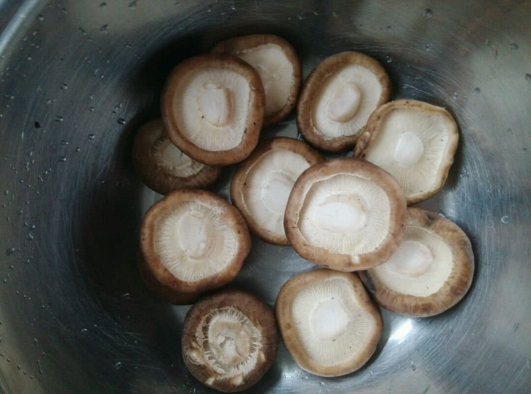 香菇酿肉的做法图解1