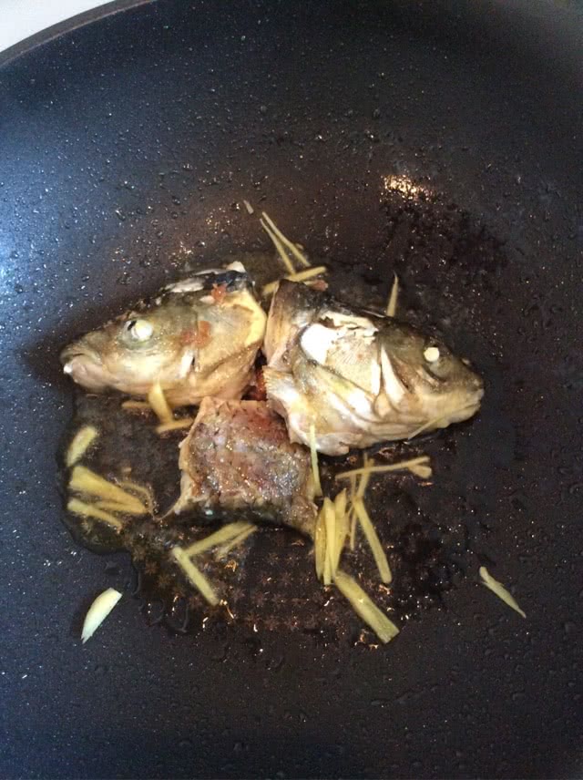 鱼头鱼尾豆腐汤的做法图解1