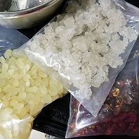 美容养颜必备甜品（桃胶雪燕皂角米炖奶）的做法图解1