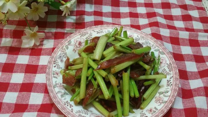 腊肠炒芹菜