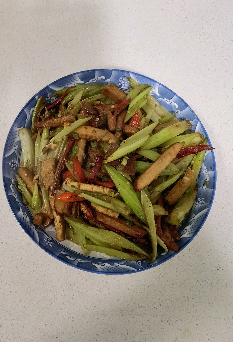 芹菜香干炒肉的做法