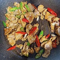 木耳炒肉的做法图解1