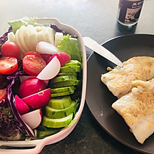 减肥轻食 蔬菜沙拉配香煎龙利鱼
