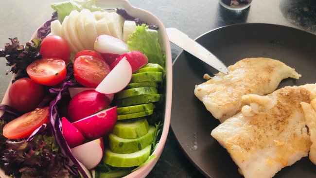 减肥轻食 蔬菜沙拉配香煎龙利鱼的做法