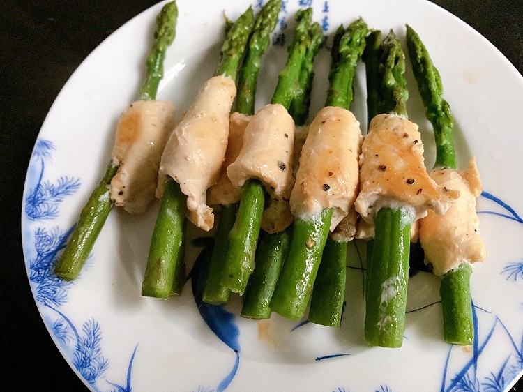 香煎芦笋鸡胸肉卷的做法