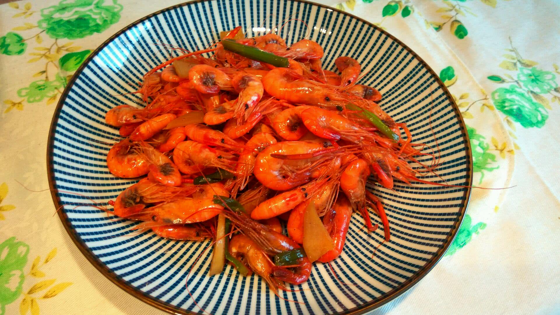 Fried shrimps in oil