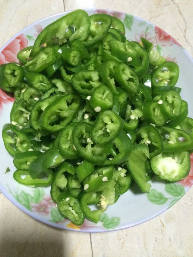 鸡蛋豆腐辣椒圈的做法图解1