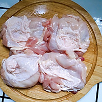 青椒炒鸡腿肉的做法图解2