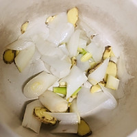 高蛋白低脂肪营养鲜嫩.砂锅黄花鱼的做法图解2