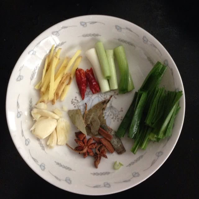 胡萝卜炖土豆牛肉的做法图解3