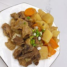 胡萝卜土豆炖牛腩