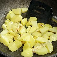 #一勺葱伴侣，成就招牌美味#酱焖双椒土豆的做法图解7