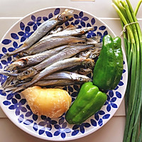 青椒炒多春鱼#换着花样吃早餐#的做法图解2