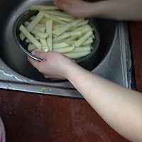 炸薯条的做法图解1