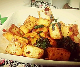 「最炫川辣泰风」罗勒叶香辣炒鱼豆腐的做法