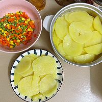 香煎胡萝卜玉米青豆粒土豆饼的做法图解3