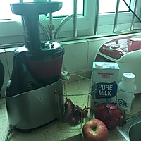 鲜榨火龙果加苹果汁的做法图解1