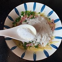 #一起加油，我要做A+健康宝贝#免揉面简单快手土豆火腿饼的做法图解4