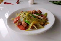 炸肠肉丸莴笋蒜的做法