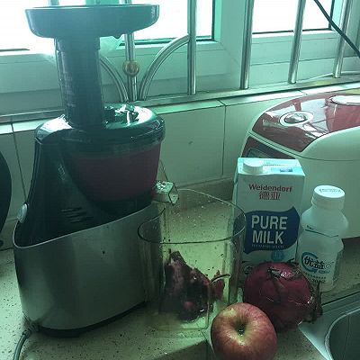 鲜榨火龙果加苹果汁的做法