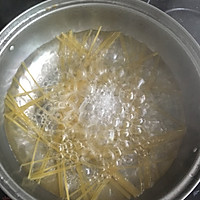 青瓜芝士鲜虾鸡腿菇意面的做法图解1