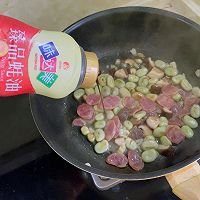 广式腊肠炒蚕豆的做法图解8