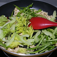 #打工人的健康餐#低卡低脂又下饭的家常菜～西芹青椒炒鸡肉的做法图解7