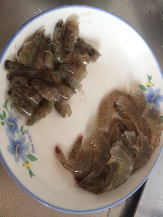 白菜炒大虾的做法图解1