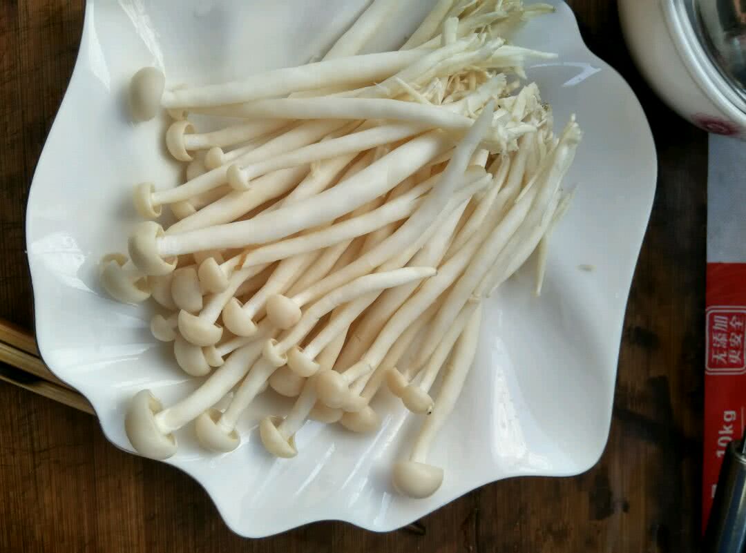蒜香耗油白玉菇的做法图解1