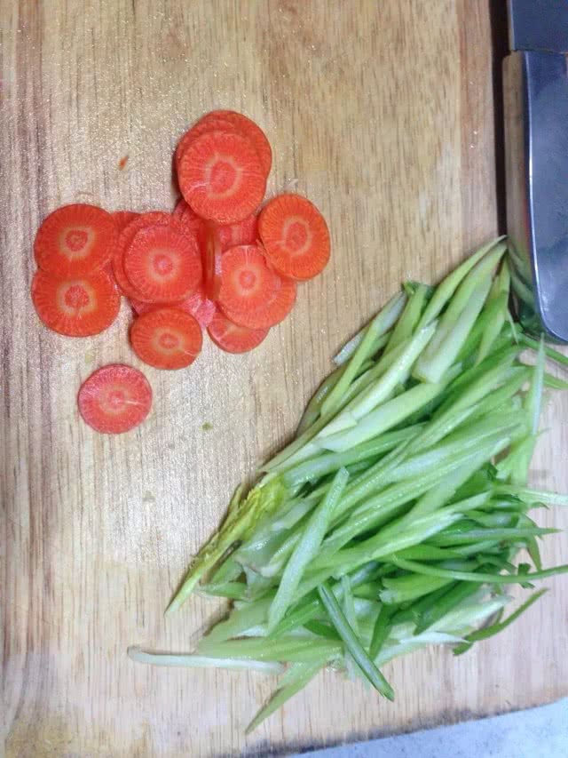 腐竹芹菜豆豆的做法图解2
