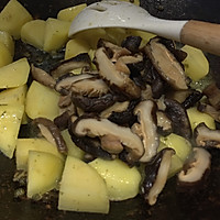 香菇土豆炖鸡块的做法图解5