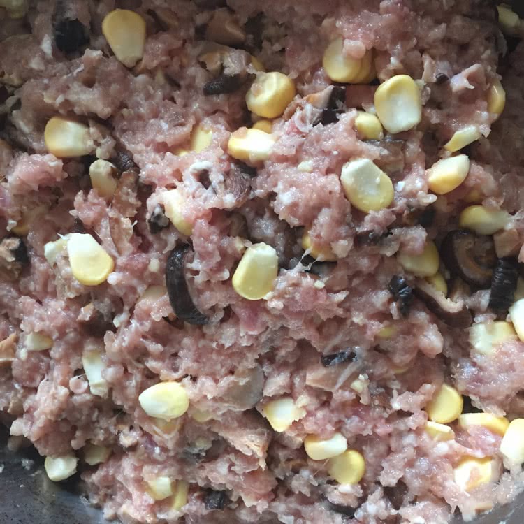 香菇玉米猪肉饺的做法图解1