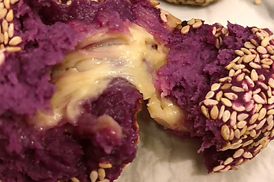做好5分钟瞬间被吃光的芝麻奶酪紫薯球