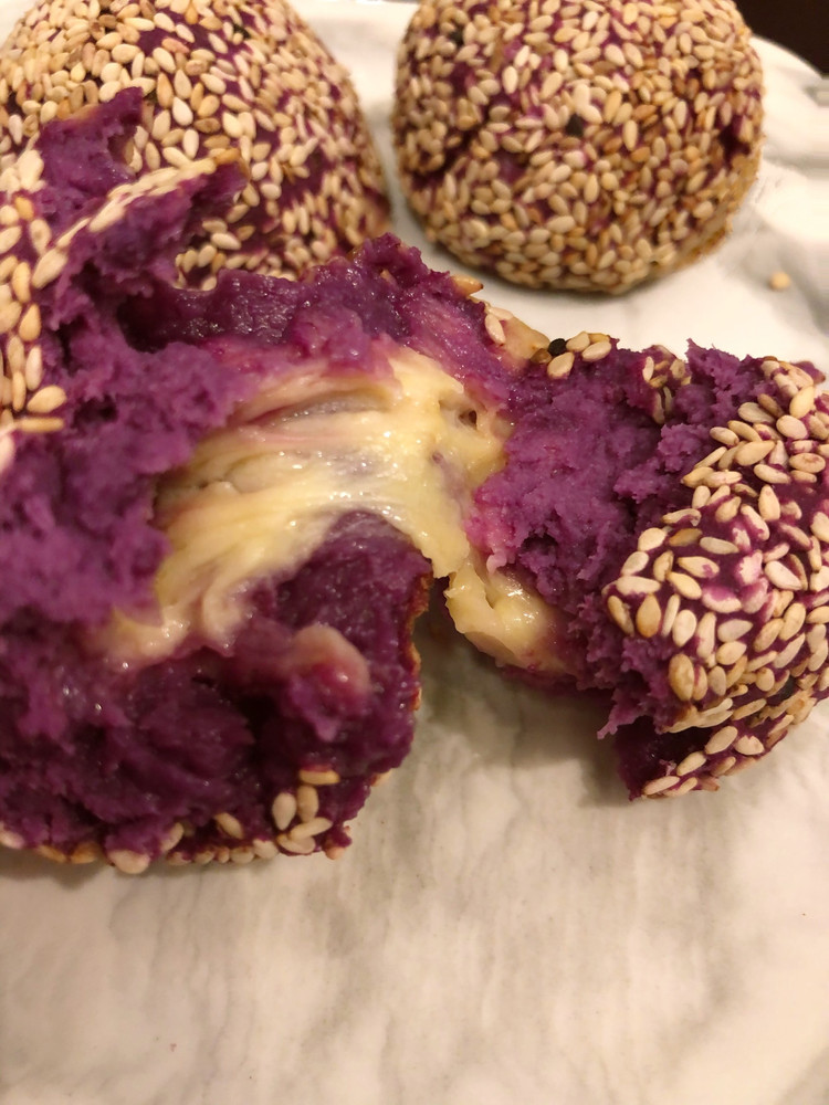 做好5分钟瞬间被吃光的芝麻奶酪紫薯球的做法