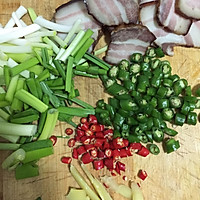 麻辣萝卜干炒腊肉的做法图解1