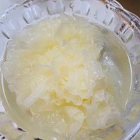 桃胶皂角米雪燕银耳牛奶的做法图解2