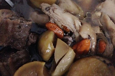 板栗红枣枸杞鸡汤