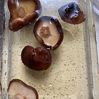 满屋飘香的香菇油菜腊肉焖饭的做法图解1
