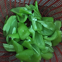 尖椒炒鸡蛋的做法图解1