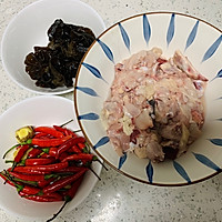 木耳炒鸡的做法图解1