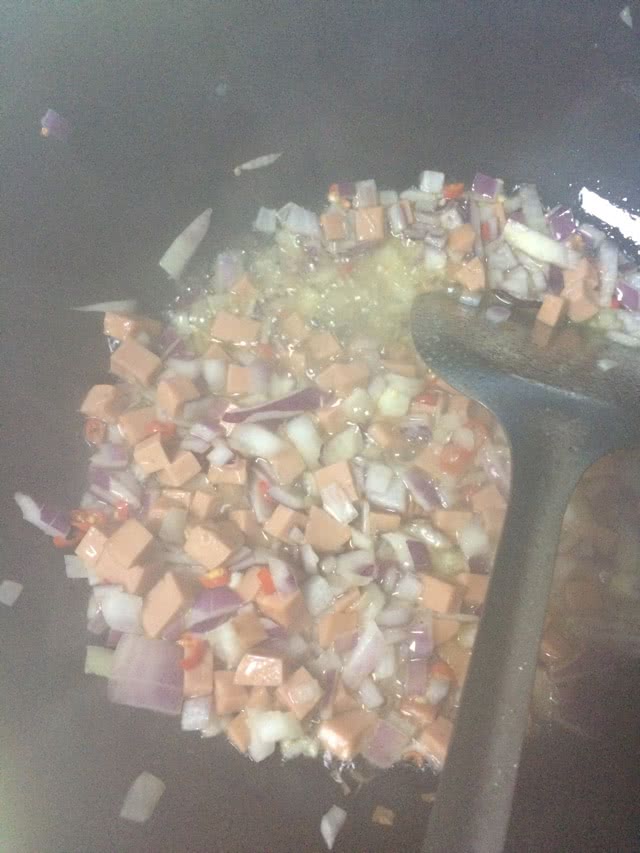 洋葱火腿炒饭的做法图解3