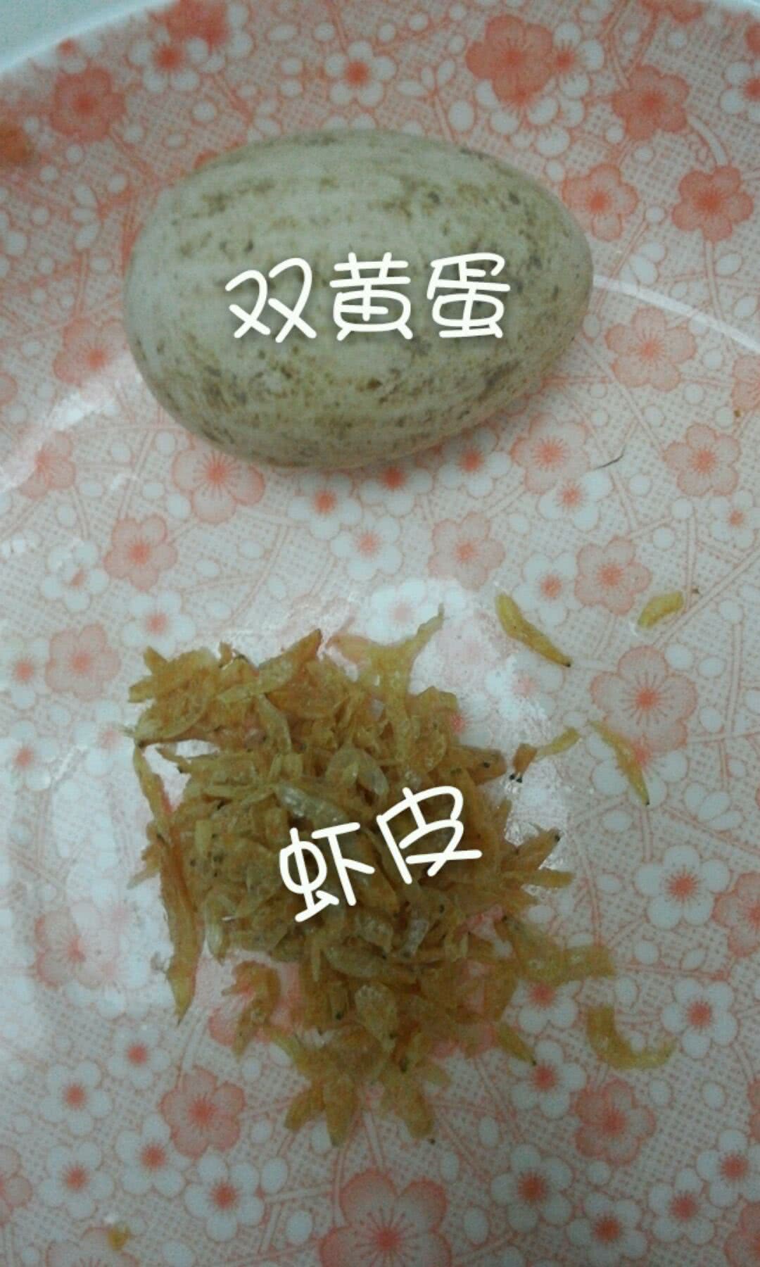 宝宝辅食——超级嫩的双黄蛋蒸虾皮的做法图解1